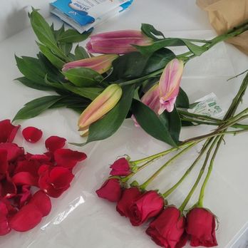 Winn-Dixie - Dying flowers being sold as fresh. - Drugstores Near Me - Key Largo, Florida Winn-Dixie - Dying flowers being sold as fresh. - Drugstores Near Me - Key Largo, Florida