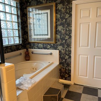 Spindler Construction - 1996 Dark bathroom before remodel - General Contractors Near Me - Austin, Texas
