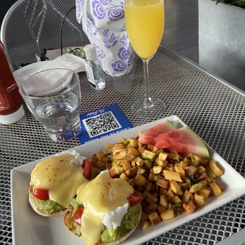 The Pilot Tavern - Avocado and tomato benedict and a mimosa - Bars Near Me - Toronto, Ontario The Pilot Tavern - Avocado and tomato benedict and a mimosa - Bars Near Me - Toronto, Ontario