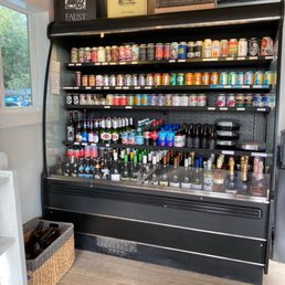 Grab and go! Wine, provisions, water .. beer! Super friendly! Soft reasonably priced t-shirts!