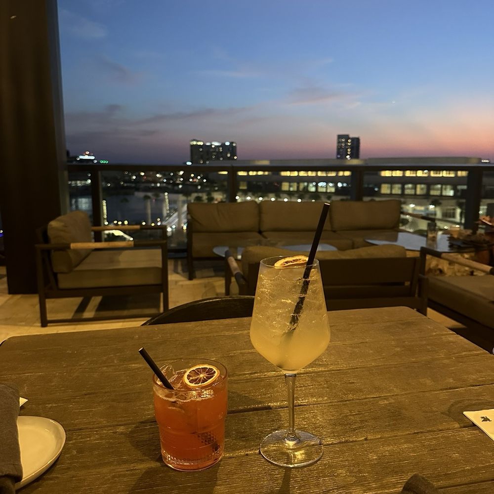 SiX Tampa - Drinks and views - Cocktail Bars Near Me - Tampa, Florida SiX Tampa - Drinks and views - Cocktail Bars Near Me - Tampa, Florida