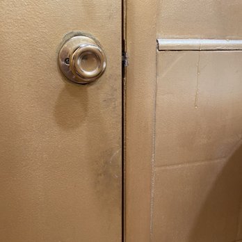 Oh Mai Sandwich Kitchen Holladay - Dirty grime on bathroom door. - Vietnamese Near Me - Holladay, Utah