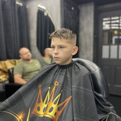 Royal Ambiance Barber Studio - Low skin fade trim & messy top.