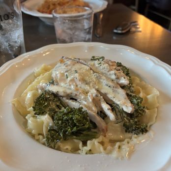 DeGidio's Restaurant & Bar, St. Paul - Fettuccine Chicken Alfredo - Italian Near Me - Saint Paul, Minnesota
