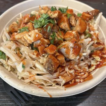 CoreLife Eatery - Spicy Thai Chicken & Rice Noodles - Salad Near Me - Amherst, New York