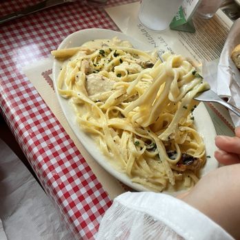 DeNicola's Restaurant - Chicken fettuccine Alfredo - Italian Near Me - Portland, Oregon DeNicola's Restaurant - Chicken fettuccine Alfredo - Italian Near Me - Portland, Oregon