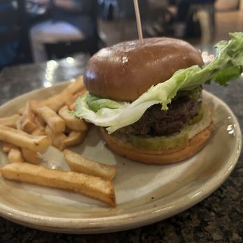The Copper Pot - Burger was decent but why did my hubs get 1/2 the really bad and old fries as what I got??  Portion control and freshness lacking big time - Pizza Near Me - Clarkesville, Georgia