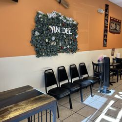 Yin Dee Lao & Thai Streetfood Restaurant - Interior