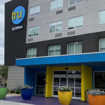 Tru By Hilton Savannah Midtown - Entrance - Hotels Near Me - Savannah, Georgia Tru By Hilton Savannah Midtown - Entrance - Hotels Near Me - Savannah, Georgia