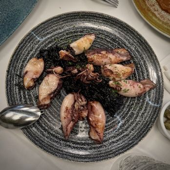 La Terraza de Alba - Chipirones braseados con risotto negro - Seafood Near Me - Tres Cantos, M