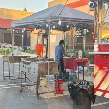 Ah Carbon Tacos - El taquero prepping the meats for that mesquite fire. - Mexican Near Me - Santa Ana, California Ah Carbon Tacos - El taquero prepping the meats for that mesquite fire. - Mexican Near Me - Santa Ana, California
