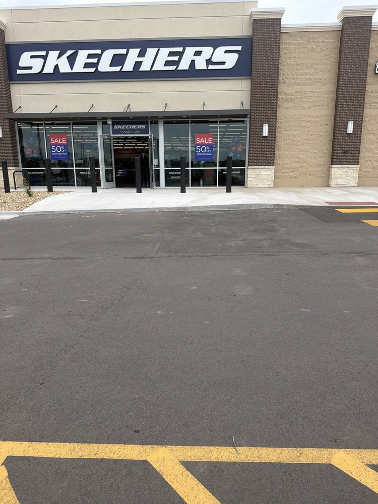 SKECHERS Wanamaker Hills Logo