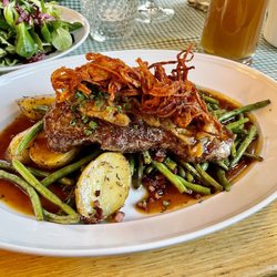 Zwiebelrostbraten - beef steak with caramelized and fried onions over green beans with potatoes