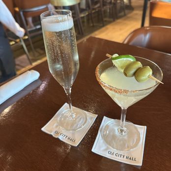 Old City Hall - Drinks at the bar - American Near Me - New Braunfels, Texas