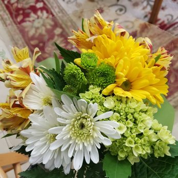 ALDI - a vase of flowers on a table - Grocery Near Me - Tampa, Florida ALDI - a vase of flowers on a table - Grocery Near Me - Tampa, Florida