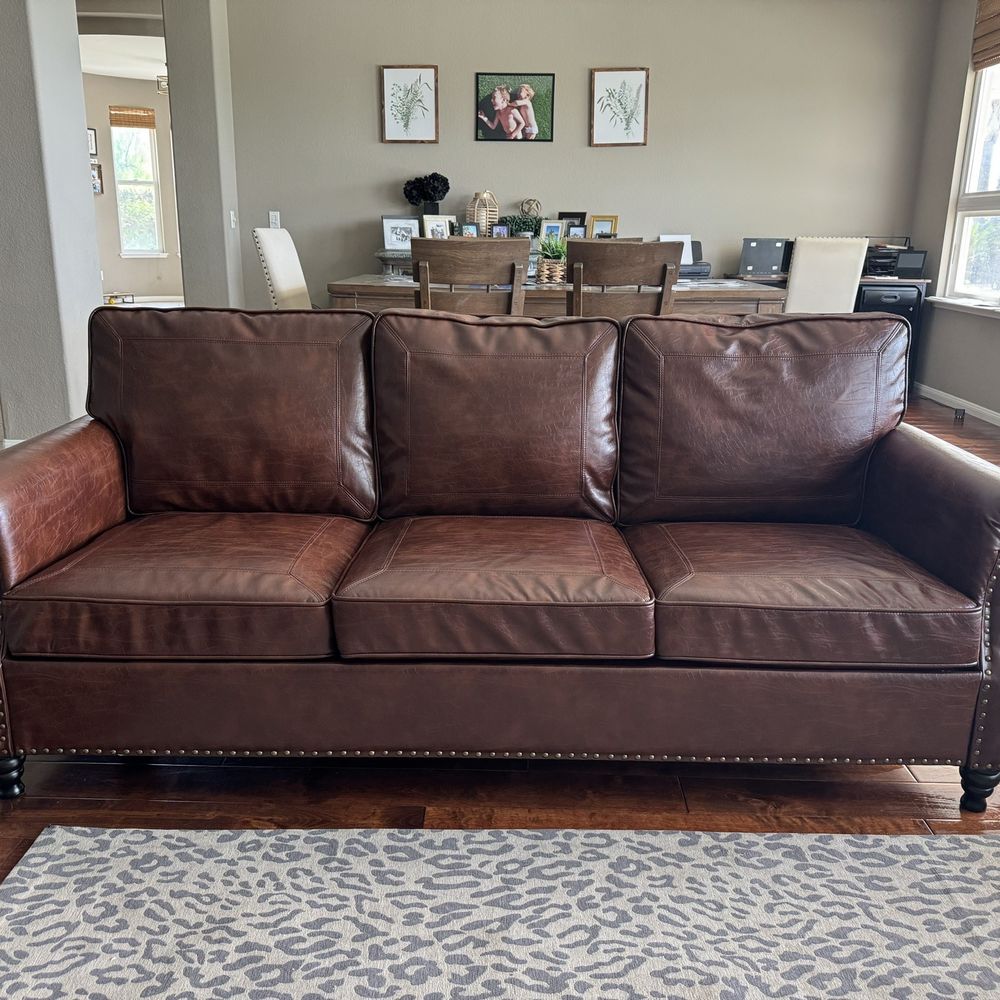 Fischer Auction & Appraisal - Absolutely beautiful leather sofa - Auction Houses Near Me - Alpine, California