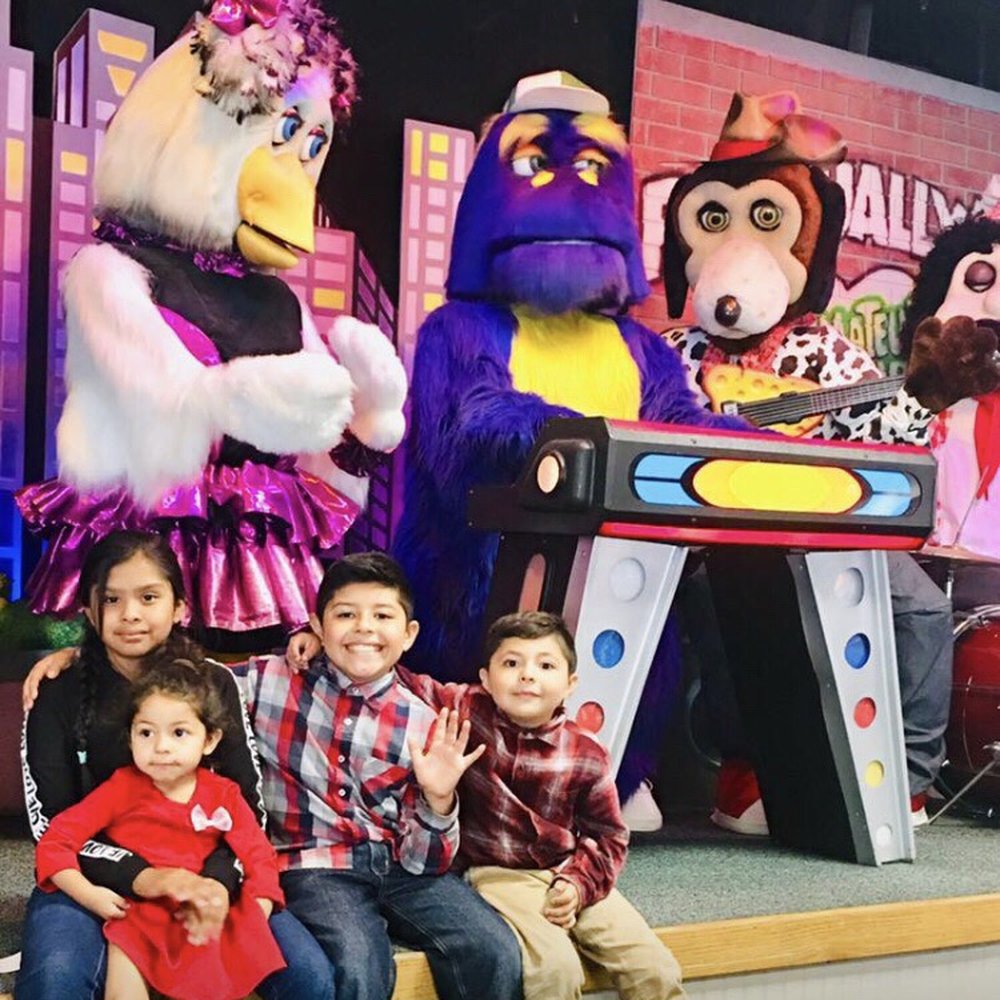 Chuck E. Cheese - The Silva Kids - Pizza Near Me - Ventura, California