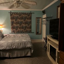 Shamrock Cove - Very comfortable feeling and a pseudo fireplace