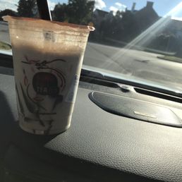 Concomitant milk tea with herbal jelly