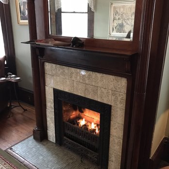 Azalea Inn and Villas - Fireplace at public area - Bed & Breakfast Near Me - Savannah, Georgia Azalea Inn and Villas - Fireplace at public area - Bed & Breakfast Near Me - Savannah, Georgia