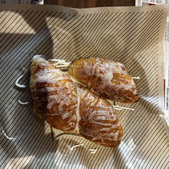 Cheddar's Scratch Kitchen - The AMAZING complimentary warm honey-butter croissants - Comfort Food Near Me - Louisville, Kentucky