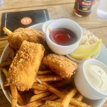 Field House - Panko breaded fish & chips. Not greasy at all. A bit salty for my liking imo. - Breakfast & Brunch Near Me - Poulsbo, Washington