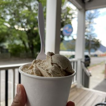 Moo Moo's Creamery - Halznut and blueberry ice cream - Ice Cream & Frozen Yogurt Near Me - Cold Spring, New York