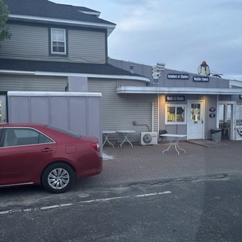 Molly Moos - Ice Cream & Frozen Yogurt Near Me - St. Ignace, Michigan