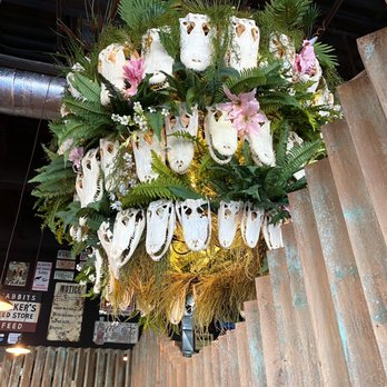 Backwater - Awesome chandelier - Breakfast & Brunch Near Me - Melbourne, Florida