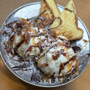Friendly's - French Toast A La Mode with bacon bits - American Near Me - Peabody, Massachusetts Friendly's - French Toast A La Mode with bacon bits - American Near Me - Peabody, Massachusetts