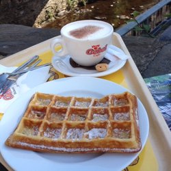 Cafe Hirsch Oebel - Frühstückswaffel über der Rur - geht auch, wenn alles andere besetzt!