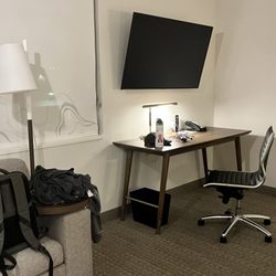 Element Seattle Sea-Tac Airport - Desk and TV