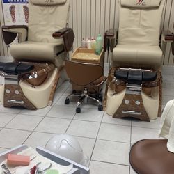 Lonnie Nail Spa - Chairs.