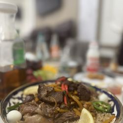 Yosh qizlar bilan porno Ular qollaridan kelganini mushuklariga yopishtiradilar