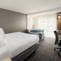 Courtyard by Marriott Seattle Northgate - King Guest Room