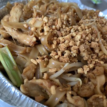 Bangkok Kitchen - Chicken pad thai - Thai Near Me - Edmonton, Alberta