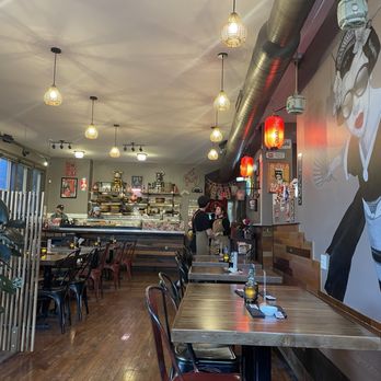 Hungry Sumo Sushi Bar - Dining room - Sushi Bars Near Me - Milwaukee, Wisconsin Hungry Sumo Sushi Bar - Dining room - Sushi Bars Near Me - Milwaukee, Wisconsin