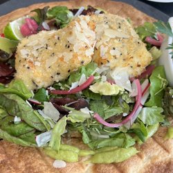 Het Moorinneken - Crispy tostada with fish fillets on top of tasty salad - Yummy