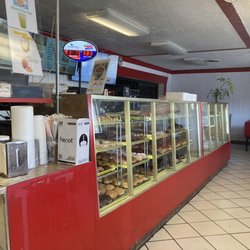 Donut Avenue - Counter & donuts