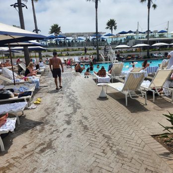 Hotel del Coronado, Curio Collection by Hilton - Over crowded pool with no chairs or towels due to an oversold venue - Coronado, CA