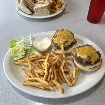 Frost Cafe - The 8oz burger - Diners Near Me - Culpeper, Virginia