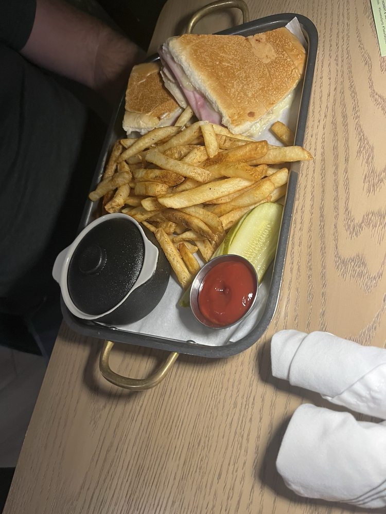 Tailwinds Bar & Grill