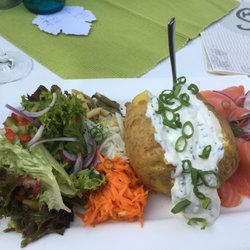 Auf der Hub - Gebackene Folienkartoffel mit Frühstücksquark, Salat und Lachs.