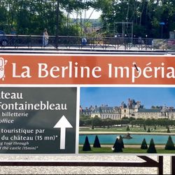 Gare de Fontainebleau-Avon - Sign for Fontainebleau tickets