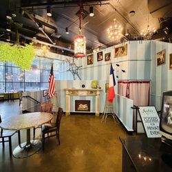 Amélie's French Bakery & Café - Interior