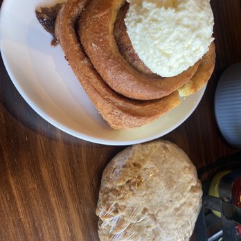 Kihei Caffe Lahaina - Cinnamon roll and Mac nut short bread cookie - Breakfast & Brunch Near Me - Lahaina, Hawaii