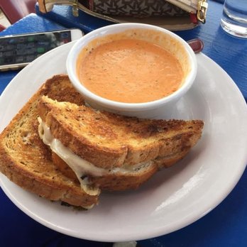 Kush Wynwood - Grilled Cheese con Sopa de Tomate - Burgers Near Me - Miami, Florida