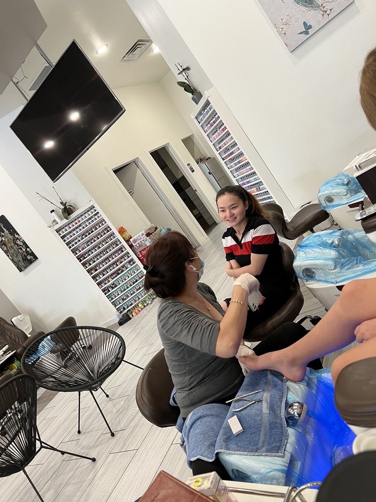 Coco Nail Lounge Logo
