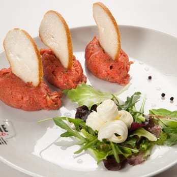 Flame'n Co. - TARTARE di Black Angus Americano tritato al coltello con 12 ingredienti selezionati classici, servita con crostini e burro salato - Brasseries Near Me - Codroipo, UD