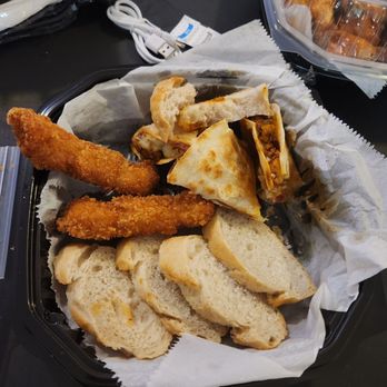 Mimi's Cafe - Trio Appetizer: chicken, bread, 4 small slices of quesadilla. - Breakfast & Brunch Near Me - Albuquerque, New Mexico Mimi's Cafe - Trio Appetizer: chicken, bread, 4 small slices of quesadilla. - Breakfast & Brunch Near Me - Albuquerque, New Mexico